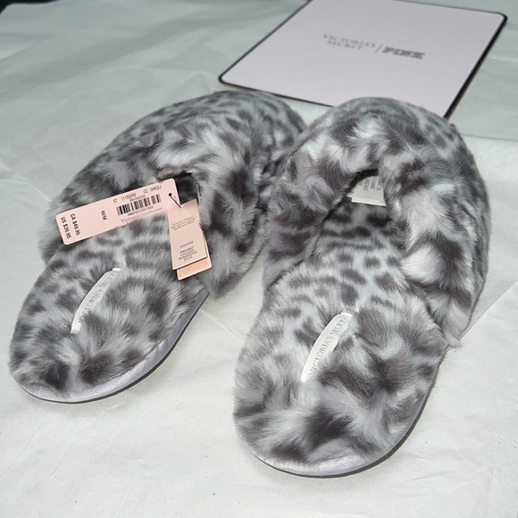(7/8) VICTORIA'S SECRET Closed Toe Faux Fur Slipper - Picture 8 of 11